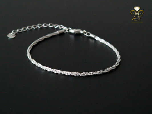 Einfaches Silberarmband mit Kette und Gliedern