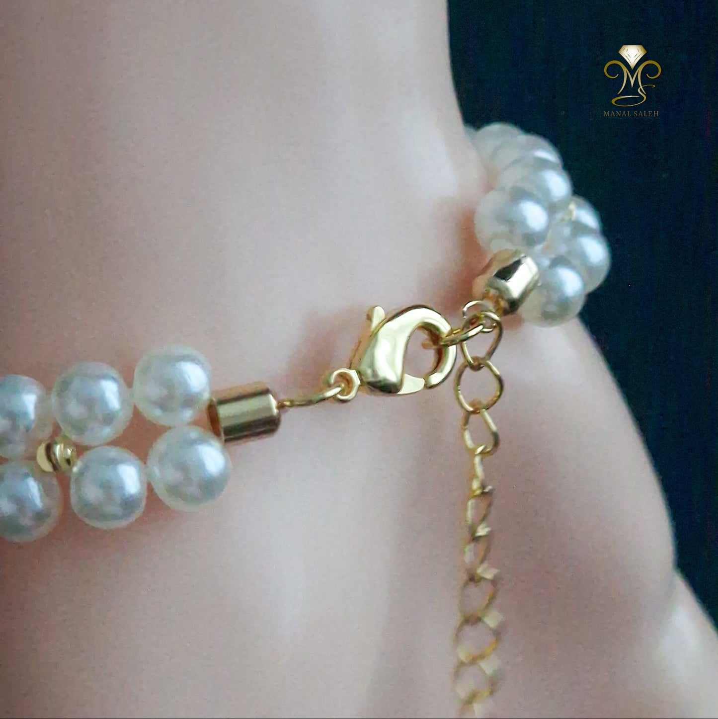 Elegant golden cage and pearls bracelet